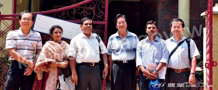 孟加拉客戶到公司試驗農場進行品種調查,總公司總經理張師竹(右三)到場接待。 孟加拉客戶到公司試驗農場進行品種調查,總公司總經理張師竹(右三)到場接待。