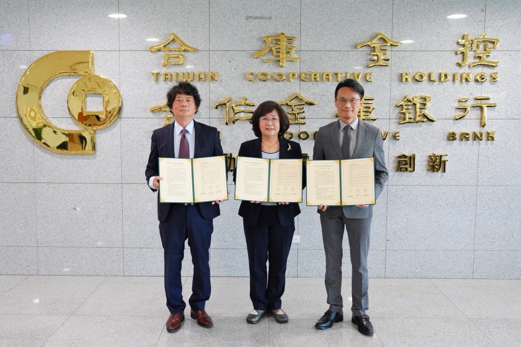 農業部今(16)日與合作金庫銀行及全國律師聯合會共同簽署「氣候自然與永續農業教育合作備忘錄(MOU)」,攜手推動氣候、自然與永續農業教育合作。 農業部今(16)日與合作金庫銀行及全國律師聯合會共同簽署「氣候自然與永續農業教育合作備忘錄(MOU)」,攜手推動氣候、自然與永續農業教育合作。