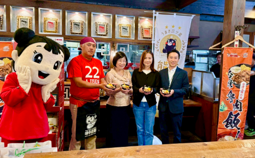 「味千拉麵_×_農村好物」臺灣滷肉飯亮相記者會現場，熊本味千拉麵重光克昭社長（左二）、農業部國際司蕭柊瓊司長（中）、農村發展及水土保持署陳玲岑組長（右二）、熊本縣食のみやこ推進局間宮将大局長（右一）一同手持聯名餐點合影，共同見證臺灣滷肉飯進軍日本市場的重要時刻，展現臺日美食與農產文化的深度交流。