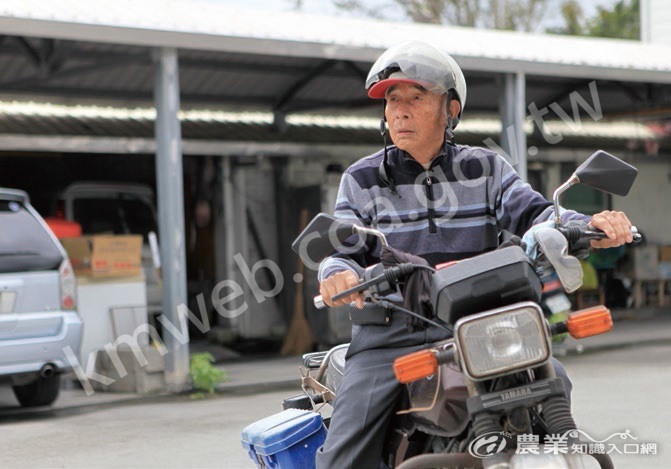 徐華採與他的第18代「閹雞專車」，是村子裡的正字標記。