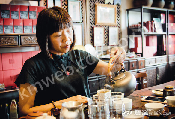 博雅齋人文茶館老闆娘吳秋伶。（攝影／羅正傑）