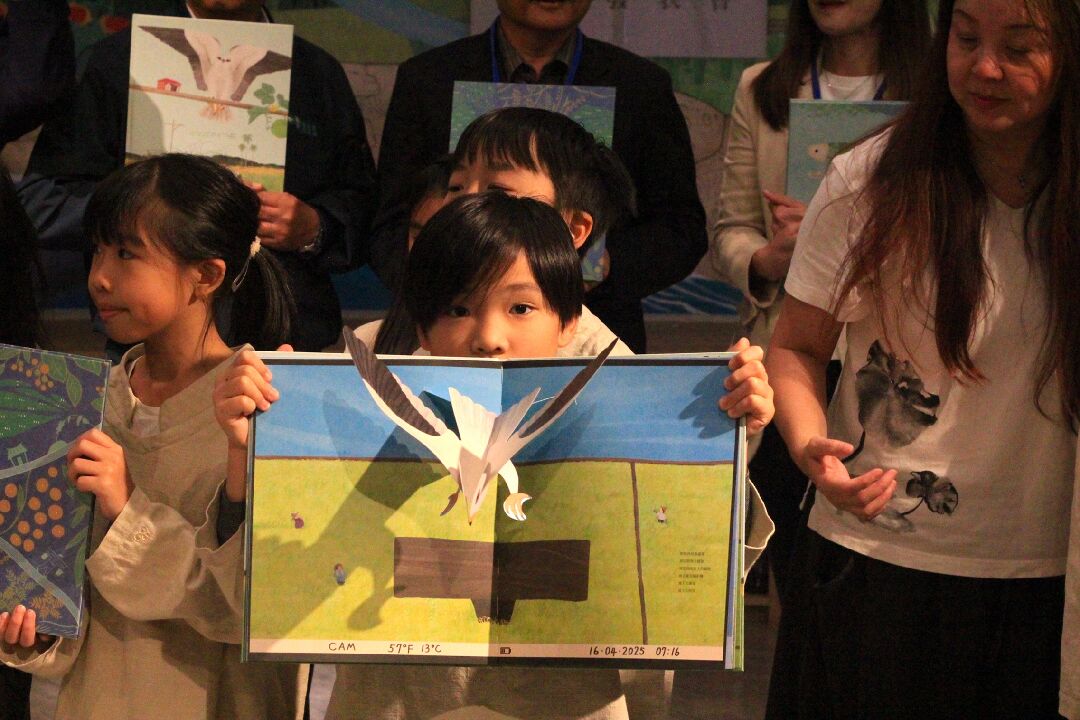 臺中霧峰區五福社區黑翅鳶的故事飛出繪本