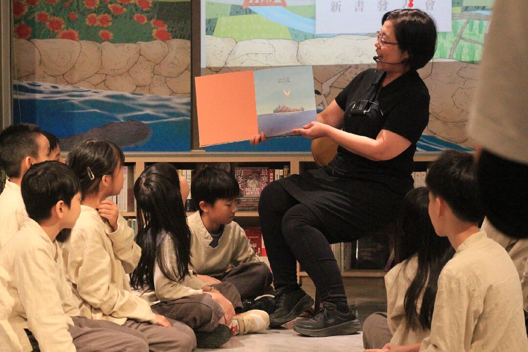 繪本說故事：澎湖奎壁澳的里海故事吸引小朋友目光