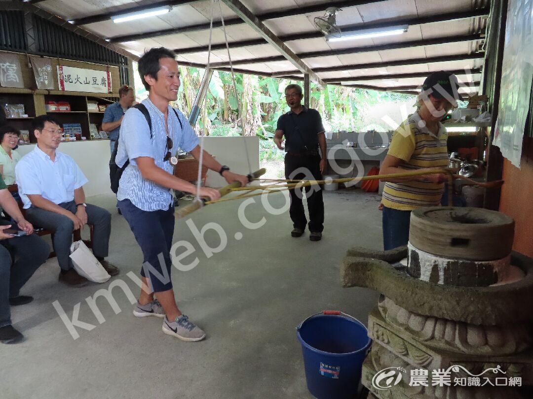 大自然體驗農家使用花蓮1號黃豆提供遊客農火山豆腐製作體驗 大自然體驗農家使用花蓮1號黃豆提供遊客農火山豆腐製作體驗
