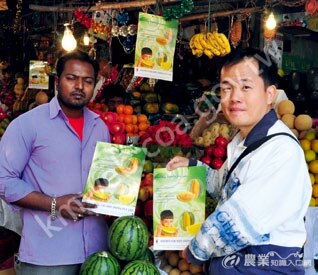 總經理王昭傑（右）到Pune_市的傳統市場推廣新品種。
