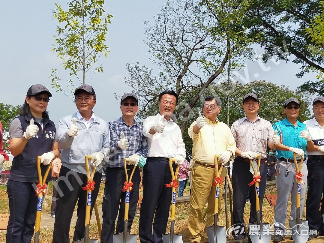 嘉義縣長翁章梁、嘉義林區管理處處長張岱、立法委員陳明文、民雄鄉長何嘉恒等人，種下烏心石