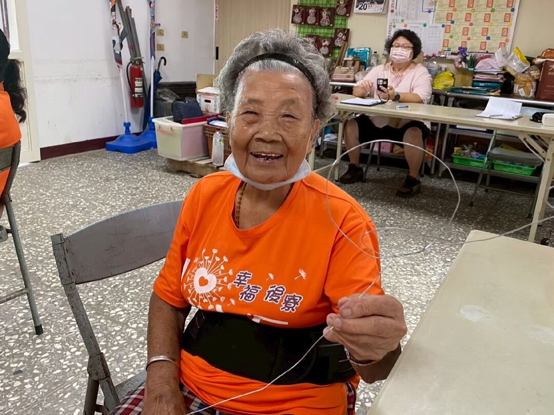 秀琴阿嬤主動參與社區課程,開心地向志工分享學習成果 秀琴阿嬤主動參與社區課程,開心地向志工分享學習成果