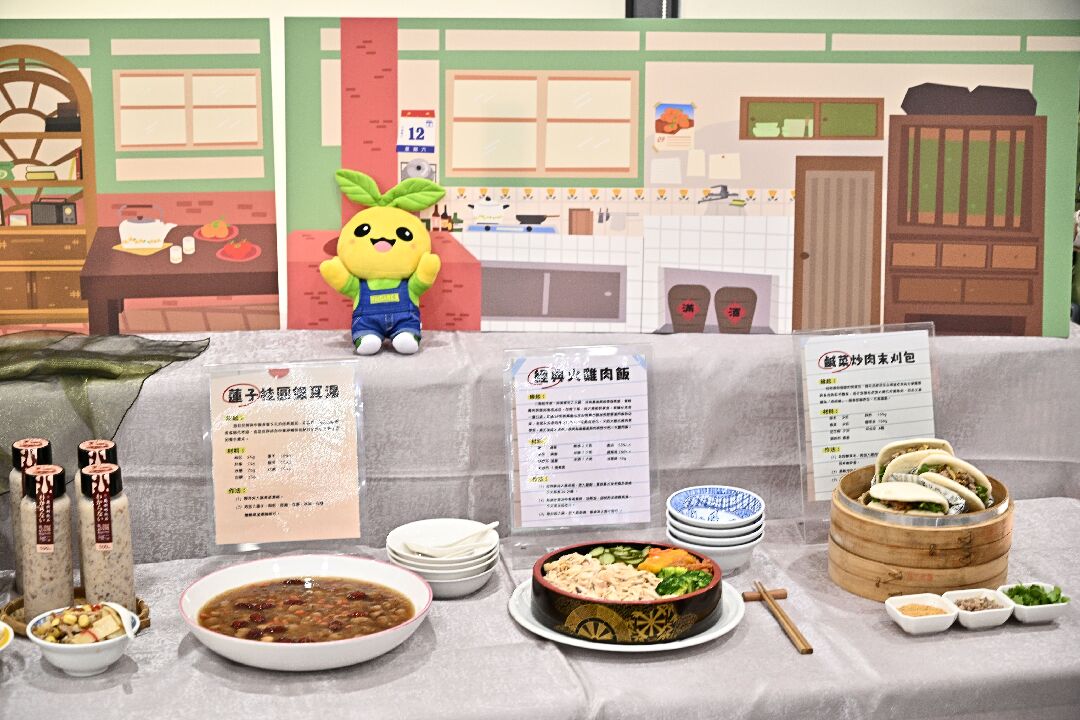 家政班以在地食材研發創意料理,將農村飲食文化融入料理設計,呈現在地風味與家政推廣成果。 家政班以在地食材研發創意料理,將農村飲食文化融入料理設計,呈現在地風味與家政推廣成果。