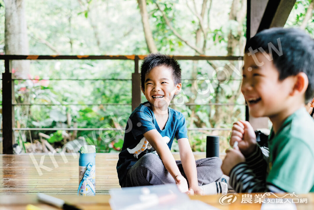 孩子們聚集在半露天的活動空間，一起繪製遊戲圖卡。