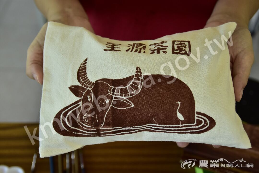 星源茶園將充滿茶香的茶葉放進文創枕頭套內,製作過程好玩,帶回家又能與茶共枕 星源茶園將充滿茶香的茶葉放進文創枕頭套內,製作過程好玩,帶回家又能與茶共枕