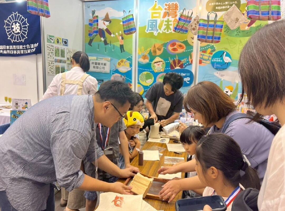 手作茶枕體驗吸引大小朋友參與