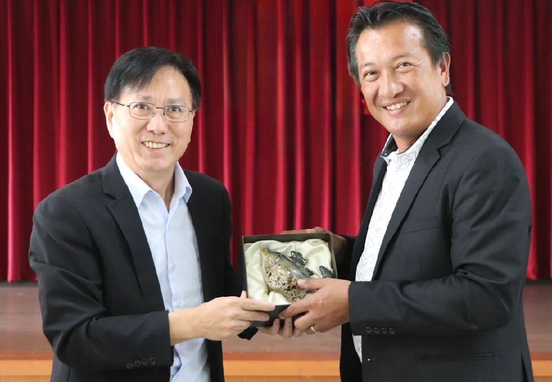 漁業署王茂城署長致贈石斑魚茶壺予巴丹群島省Ronald_P__Aguto,_Jr_省長 漁業署王茂城署長致贈石斑魚茶壺予巴丹群島省Ronald_P__Aguto,_Jr_省長