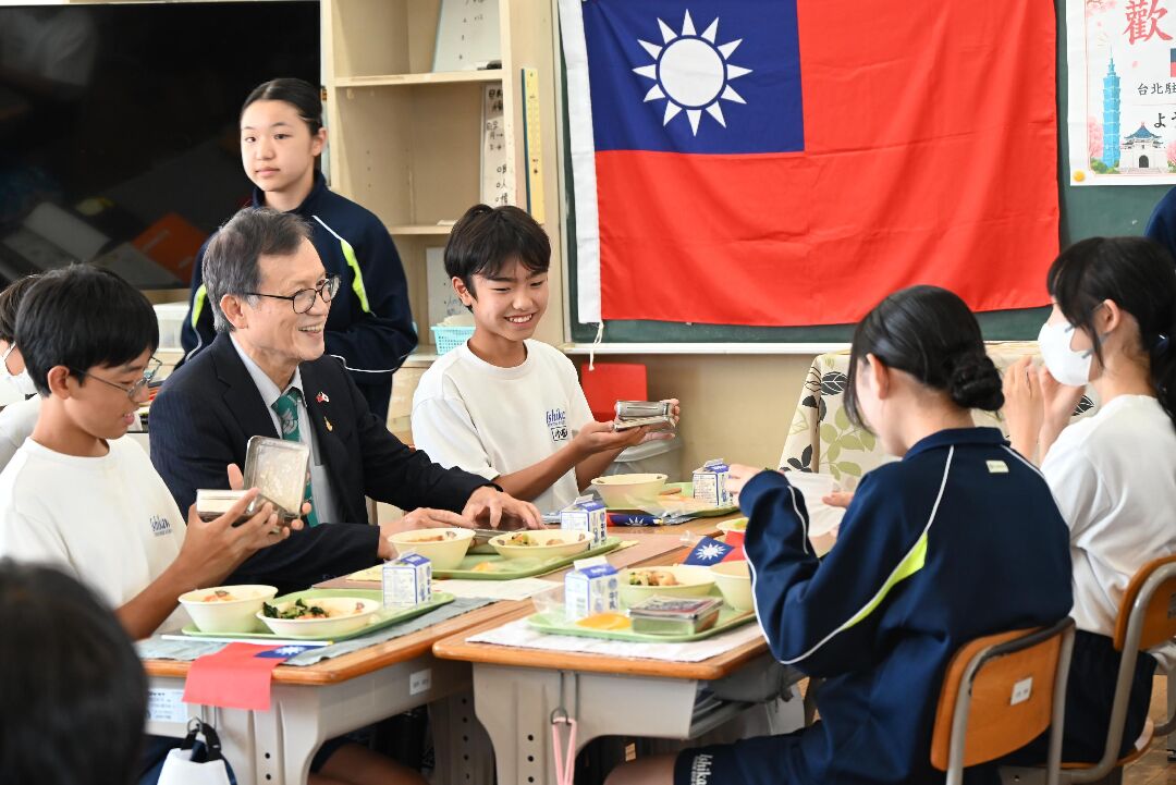 圖片3_駐日本代表處王清要組長與學生代表共同享用營養午餐,並向學生介紹臺灣芒果特色。 圖片3_駐日本代表處王清要組長與學生代表共同享用營養午餐,並向學生介紹臺灣芒果特色。