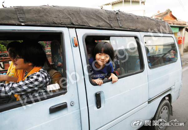 跳上麵包車興奮前往湧泉的孩子們。