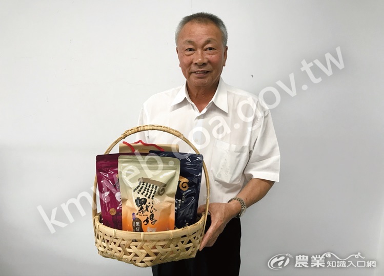 新港農會總幹事陳永華推廣在地黑豆契作。