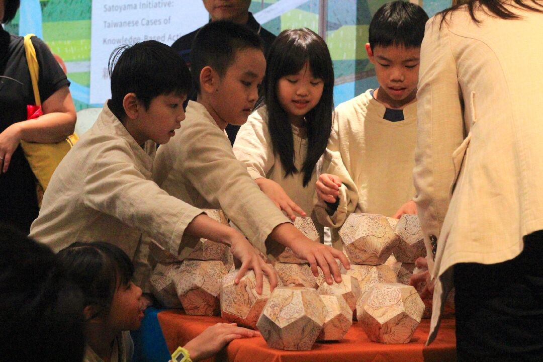 現場貴賓與小朋友以白石上岸、黑石下海共同演繹里海案例傳統知識