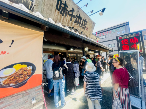 熊本味千拉麵本店推出與臺灣農業部農村發展及水土保持署「農村好物」聯名餐點，吸引大批日本民眾排隊等候入店。臺灣經典滷肉飯搭配味千拉麵的創新組合，成功打響臺灣農產品牌在日本市場的知名度。