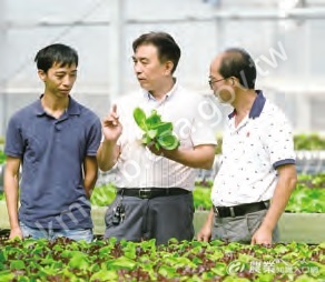 溫室內可進行環境控制，設定各項環境參數，即可協助農場主人判斷作物的生長狀況。