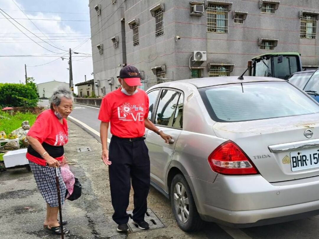 後寮社區志工每日主動訪視秀琴阿嬤,並協助接送阿嬤參與活動 後寮社區志工每日主動訪視秀琴阿嬤,並協助接送阿嬤參與活動