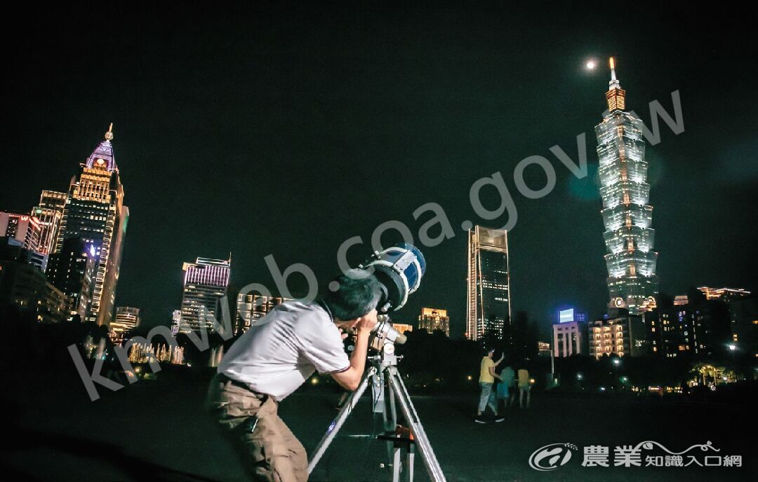 在有光害的城市空地，仍可觀測到月亮和行星。