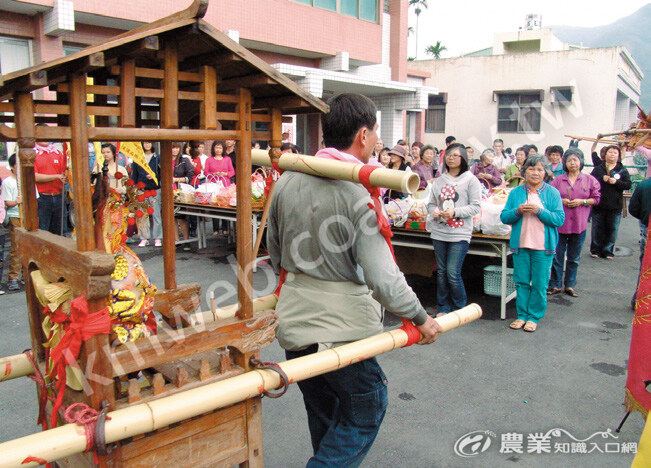 水里郡坑媽祖遶境，相傳媽祖走過必定下雨。