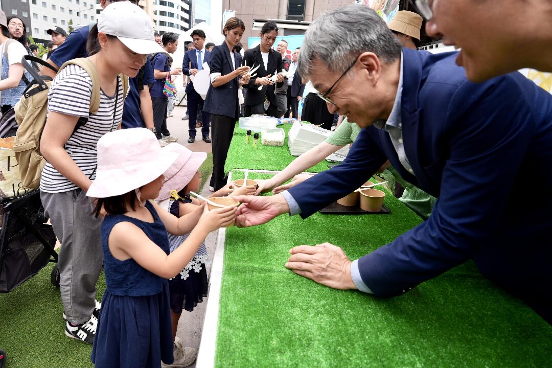 現場領取試吃的民眾踴躍，小朋友也被鰻魚飯的香味吸引
