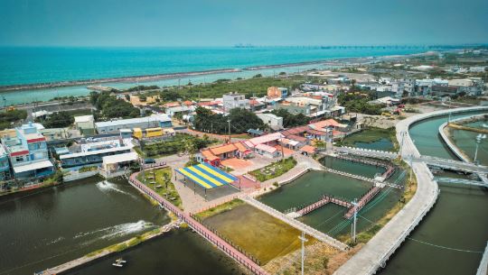 住海邊新手村(永安青創聚落)改造閒置荒地、埤塘及老厝空間，榮獲113年度優良農業建設工程獎優等殊榮。