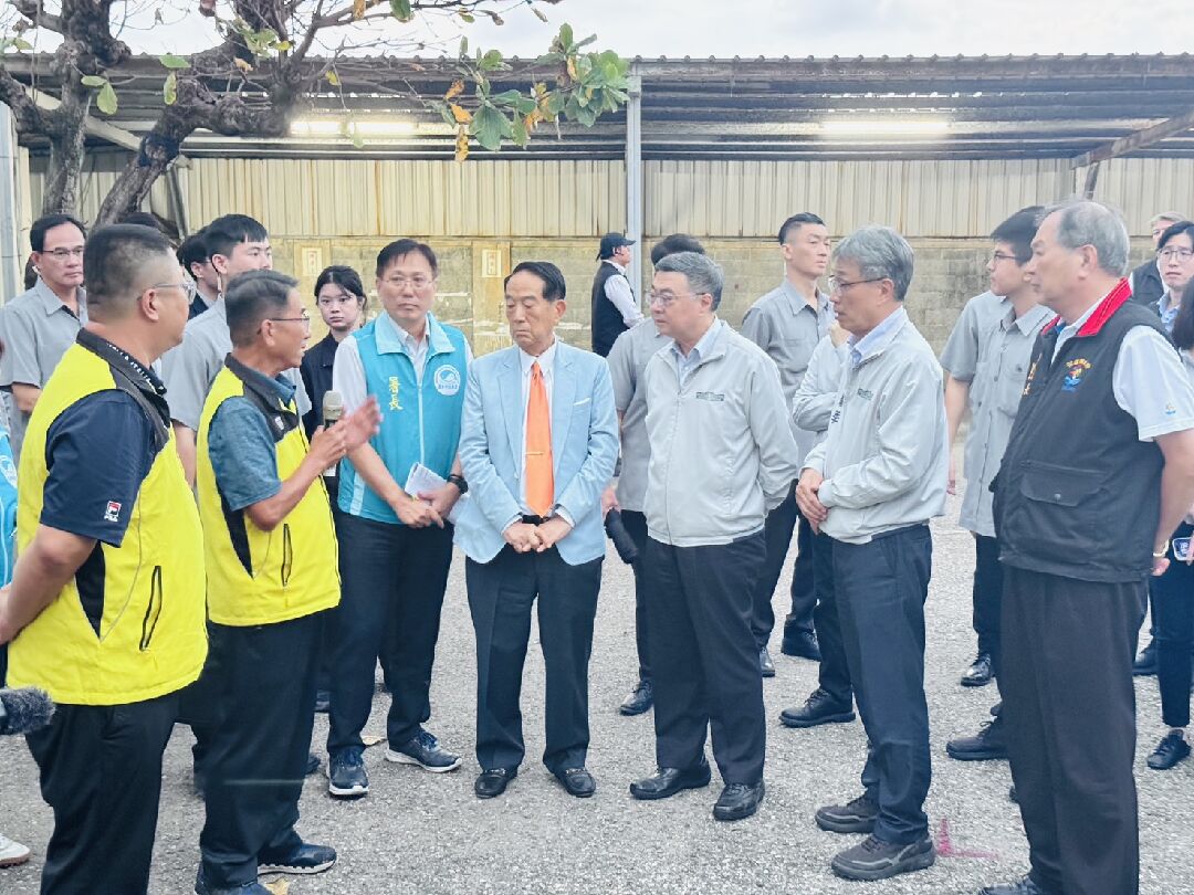 行政院長卓榮泰偕同農業部長陳駿季前往花蓮漁港,視察「花蓮漁港儲冰廠及冷凍庫新建工程」預定地 行政院長卓榮泰偕同農業部長陳駿季前往花蓮漁港,視察「花蓮漁港儲冰廠及冷凍庫新建工程」預定地