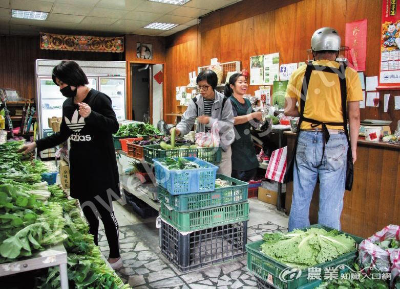 為了與消費者面對面交流，林忠池夫妻倆成立實體店面，兼售熟識的小農產品，多年來已擁有一群忠實客戶。（攝影／林書帆）