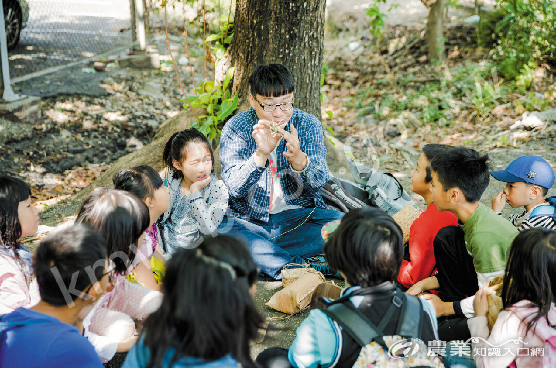 羅士哲介紹植物玩具，孩子們凝神細聽。