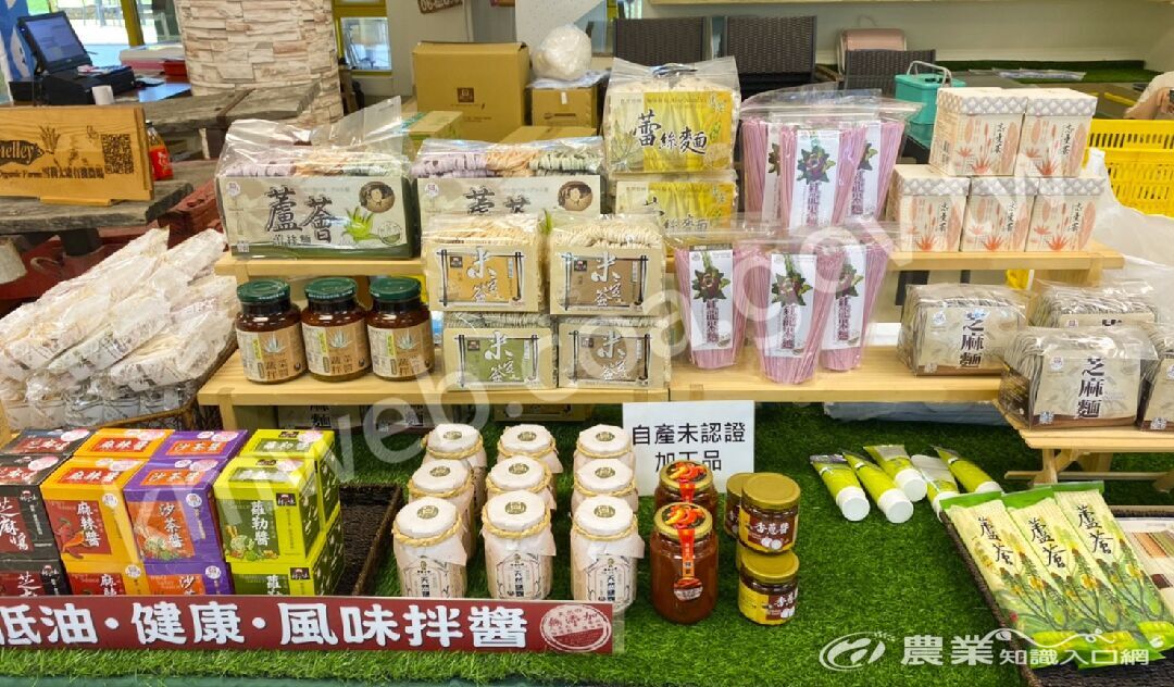 太康專區營運中心展售自家農產，品項豐富。（太康合作社提供）