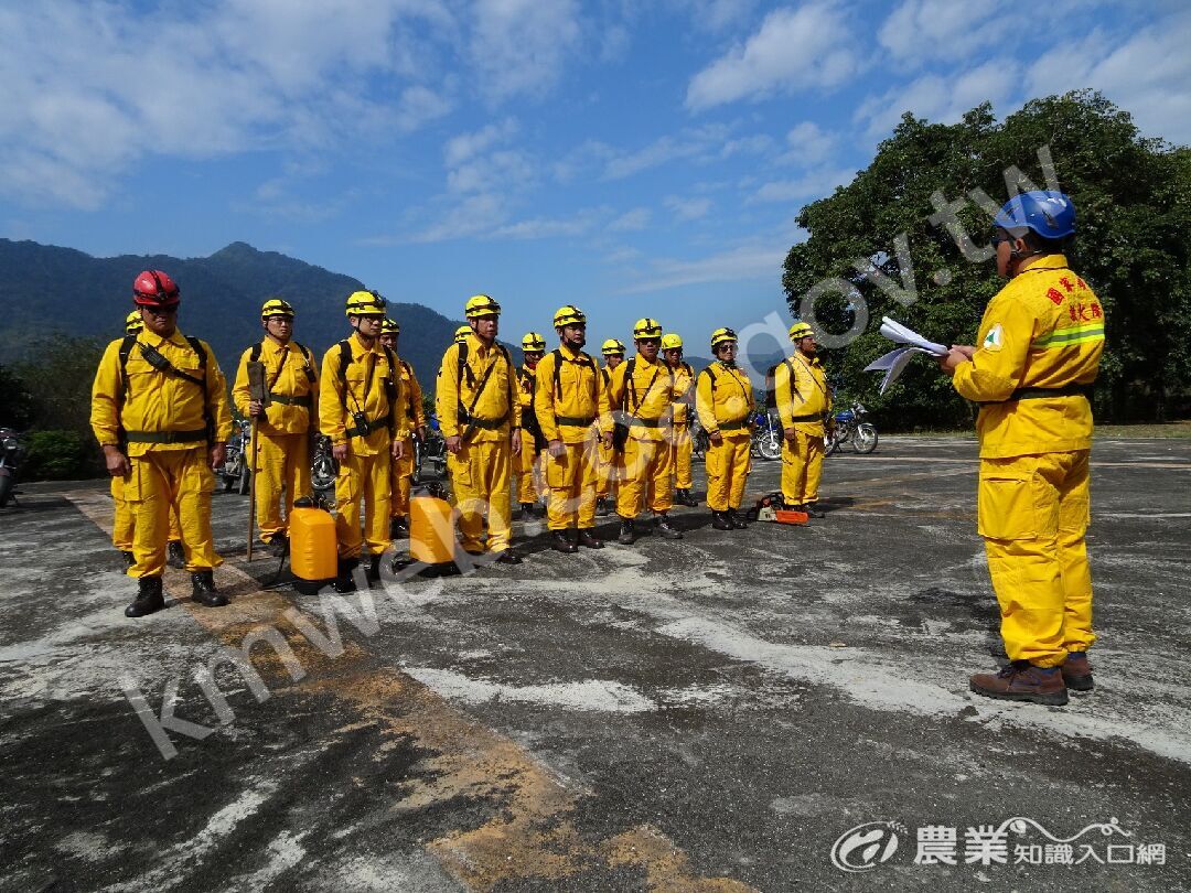 國家森林救火隊集合後進行裝備檢查及防火演練