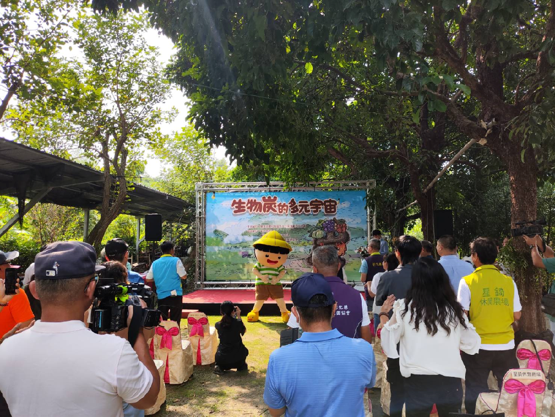 記者會現場,由農村的代表農村小童帶領與會企業代表互動,為生物炭的多元宇宙帶來活潑的能量 記者會現場,由農村的代表農村小童帶領與會企業代表互動,為生物炭的多元宇宙帶來活潑的能量