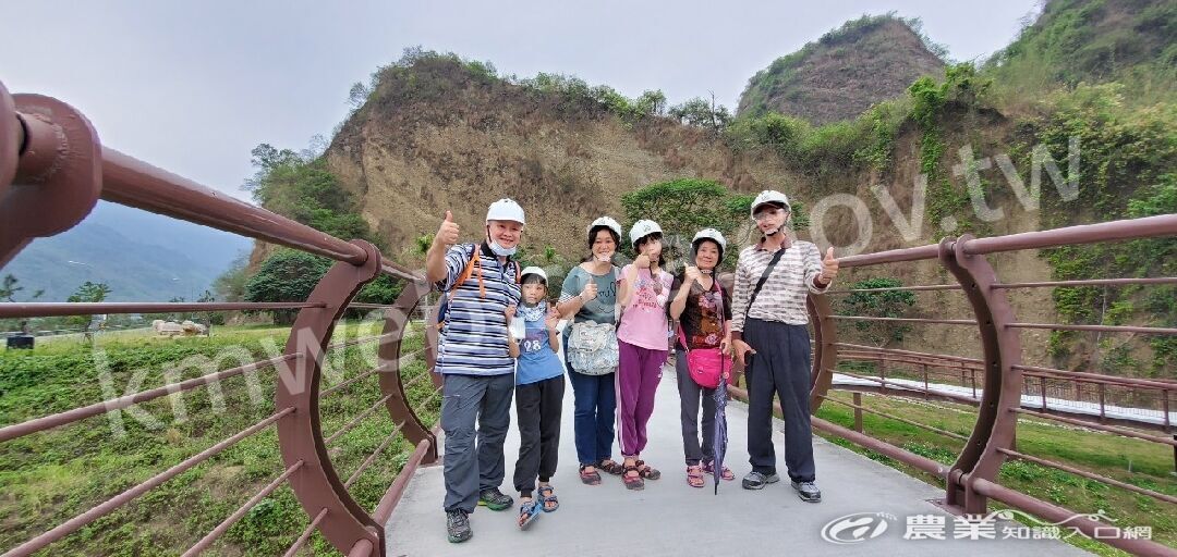 民眾與十八羅漢山合影 民眾與十八羅漢山合影