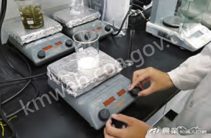 研究團隊持續改善人工骨粉製程，希望能確定每個製作步驟的最佳參數，提高生產品質。