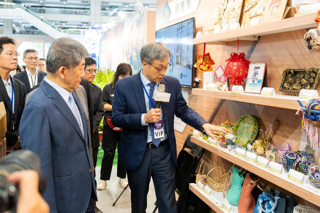 陳駿季部長為陳時中政委導覽農業樂活館