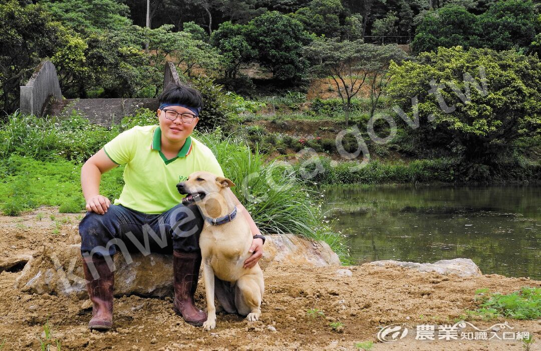 陳琬婷和「憨吉」一起生活在依山傍海的遠足農場。