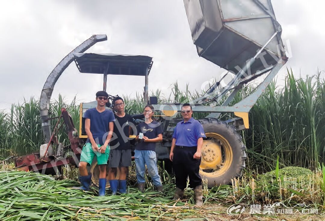 台灣鹿茸生物科技股份有限公司負責人林昆鋒（右1）指導曾文高級農工職業學校園藝科學生陳振瑋（左1）、高偉勝（左2）、北門高級農工職業學校食品加工科學生張茗慧（右2）從事畜牧場工作，包含餵飼料、人工哺育幼鹿、洗鹿舍、割牧草等。