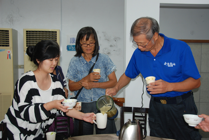 臺東場辦理「102年度發展農村地方料理計畫~強化經營管理與行銷研習」，運用在地食材發展田媽媽特色飲品