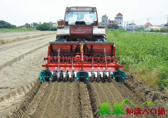 花改型曳引機承載施肥整地作畦蔬菜種子播種一貫作業機