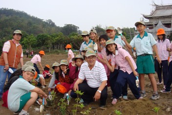 愛鄉愛土一起來種樹!