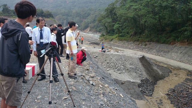 台日交流見證模擬河道型土石流沖刷河岸試驗成效