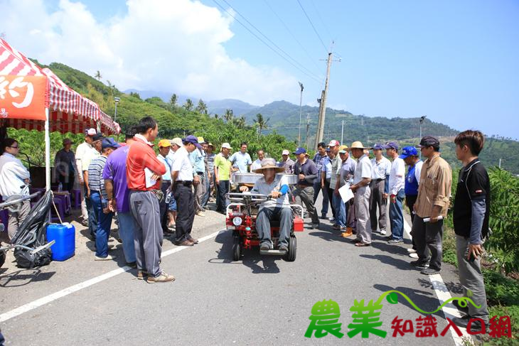 果園省工施肥新利器 搬運車附掛施肥撒布裝置操作觀摩會