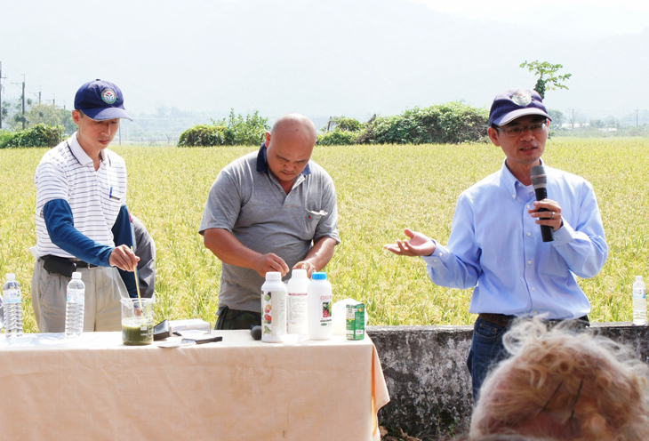 有機栽培好管理，臺東場舉辦「有機水稻應用炭化稻殼成果觀摩會」