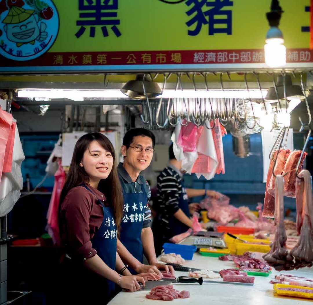 黑豬王肉攤老闆王春來（右）從傳統肉攤出發，其女兒王怡瑄（左）期待透過網路行銷，打開受地緣限制的市場。