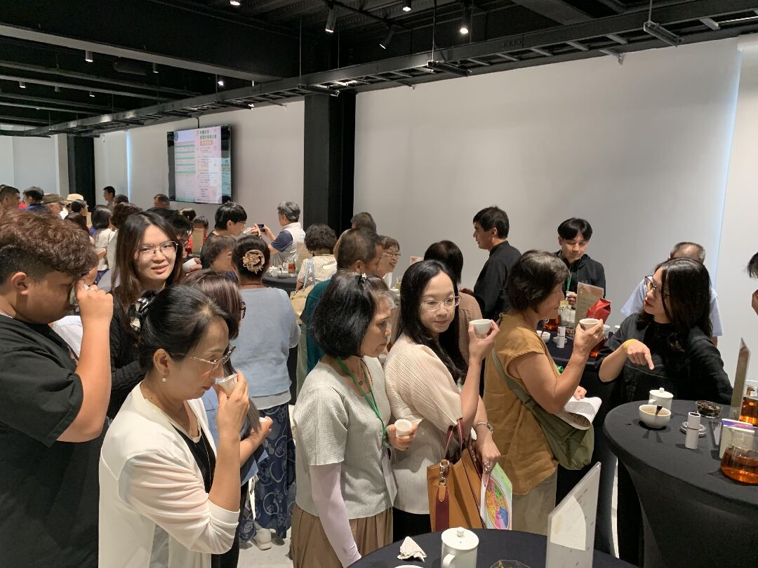 圖4_參與者於茶樣品區試飲、互動熱絡，充分展現產銷媒合效益