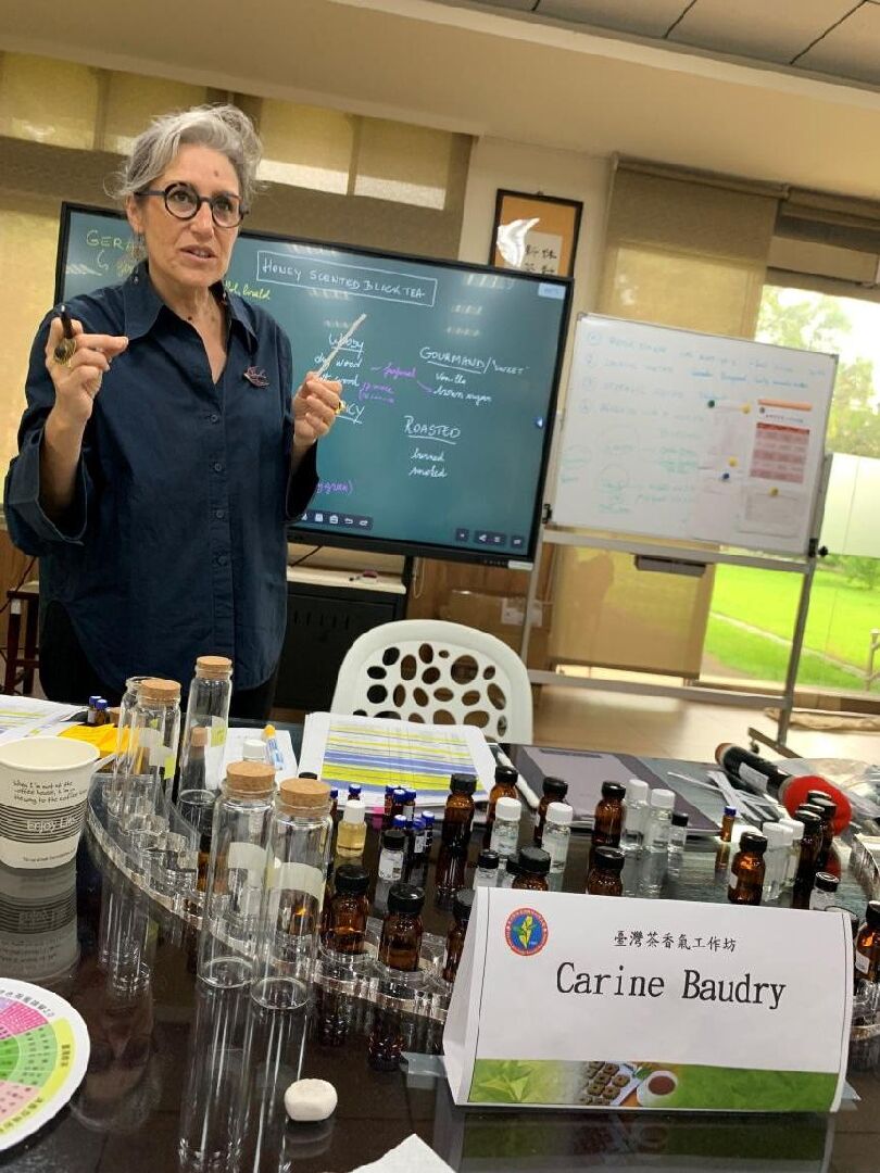圖1_Carine_Baudry認真講解香氣成分與茶葉風味的關係。 圖1_Carine_Baudry認真講解香氣成分與茶葉風味的關係。