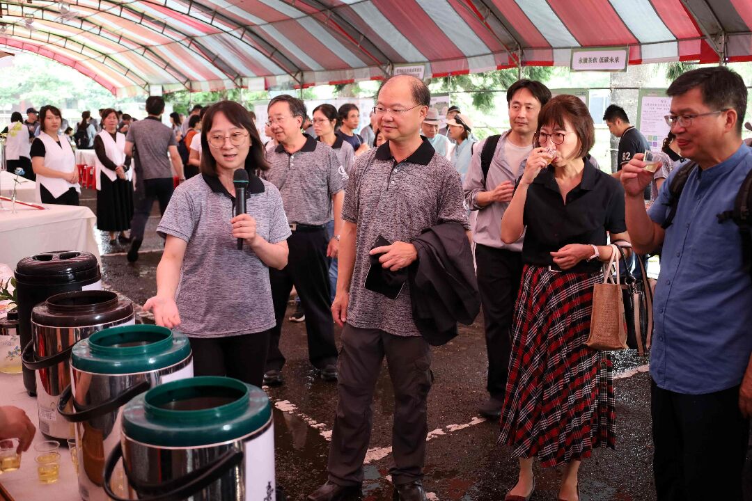 圖6、茶改場蘇宗振場長帶領貴賓體驗茶改場研發之創新科技研究成果 圖6、茶改場蘇宗振場長帶領貴賓體驗茶改場研發之創新科技研究成果