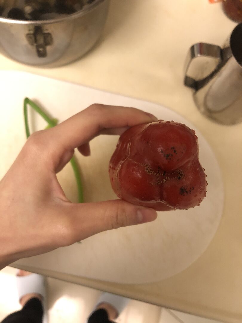 請問紅椒底部表皮長黑點還能食用嗎？