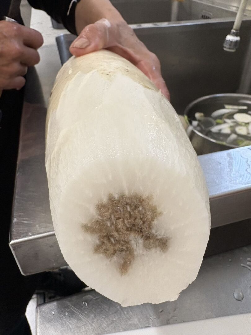 學校因為退回壞掉蘿蔔被廠商及農民臭罵一大頓